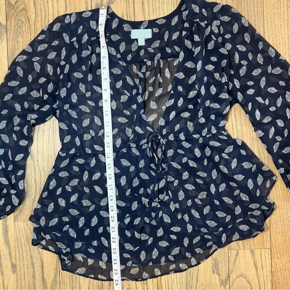 Veronica M Leaf Printed Navy and White 3/4 Sleeve Tie Front Blouse Size Medium - Picture 10 of 15